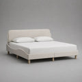 Lit double rembourré écru avec pieds en bois naturel, tête de lit et sommier à lattes, couchage 160 × 200 cm, dimensions 173 × 214 × 105 cm